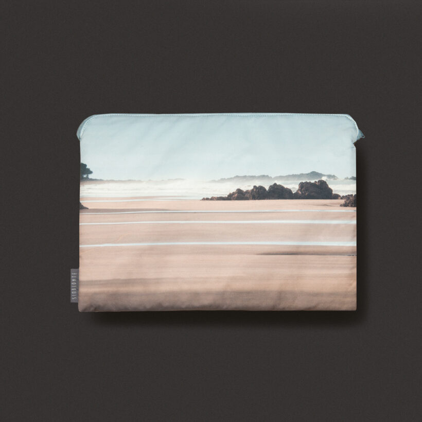 funda-computador-impermeable-simbionte-playa-bahía-solano-chocó